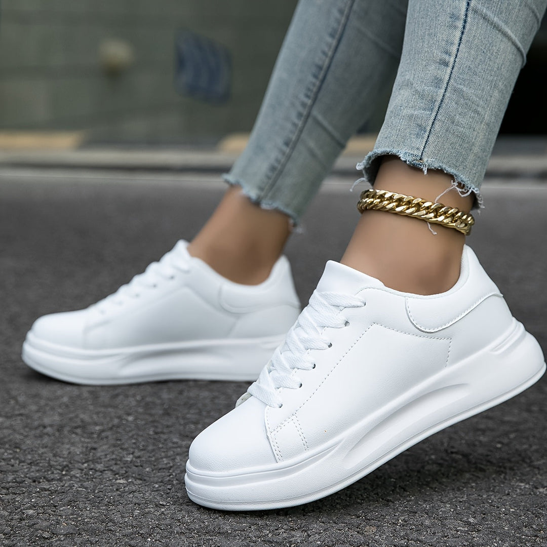 Damskie białe sneakersy, klasyczny design, doskonałe do casualowych i sportowych zestawień.