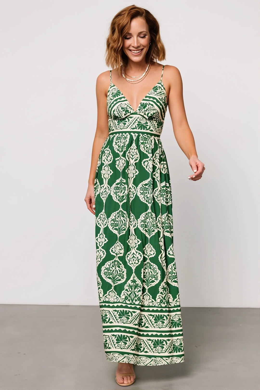 Damska sukienka maxi w kwiaty na ramiączkach, z dekoltem V. Zwiewna, letnia sukienka boho idealna na wakacje.