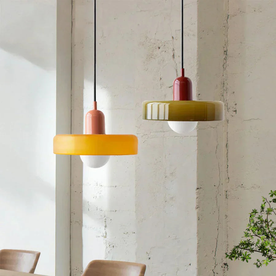 Nowoczesna lampa wisząca marmurowa, idealna do salonu w skandynawskim stylu.
