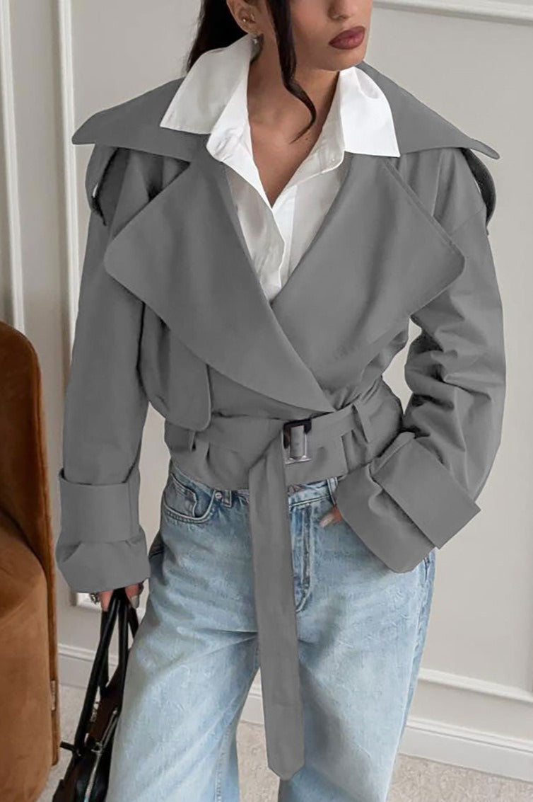 Modna damska kurtka krótka z paskiem i eleganckim kołnierzem. Przejściowa, idealna do codziennych outfitów.