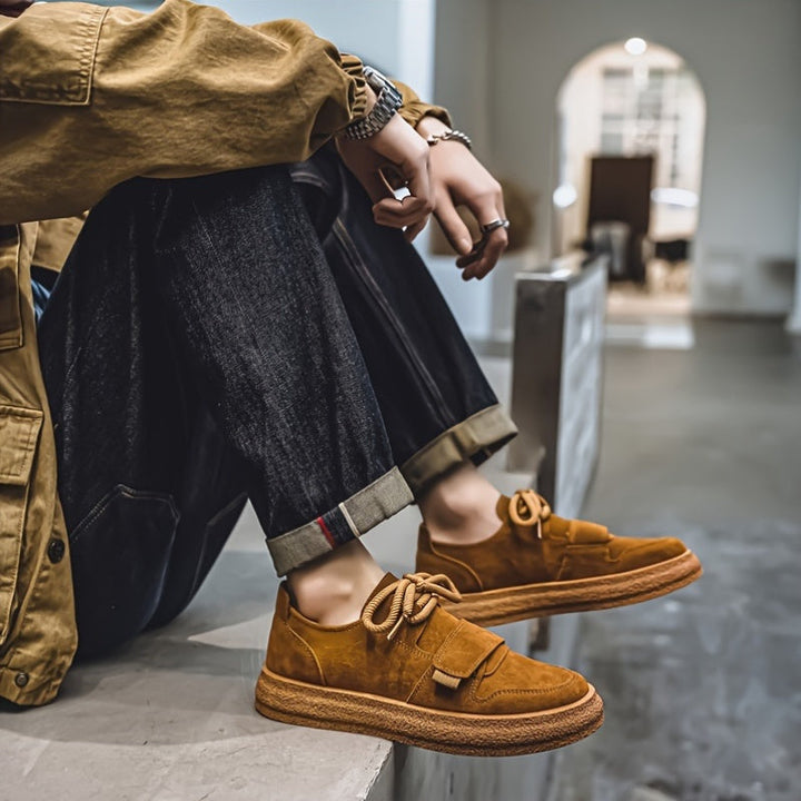 Damskie sneakersy na grubej platformie, modne i wygodne. Podkreślą casualowy, miejski styl.