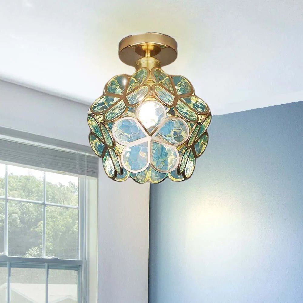 Elegancka kwiatowa lampa sufitowa do sypialni. Tworzy romantyczną atmosferę. Stylowe oświetlenie wnętrz.