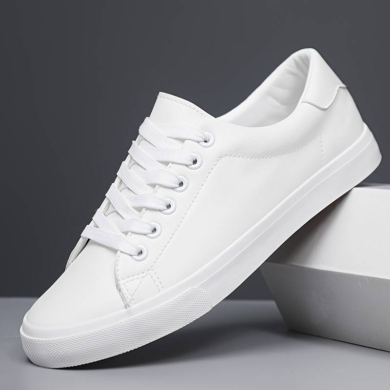 Męskie sneakersy Oliwier na stopach. Wygodne i eleganckie obuwie na wiosnę, do casualowych stylizacji.
