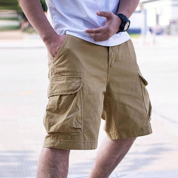 Męskie szorty cargo regular fit w kolorze khaki, idealne do codziennych, miejskich stylizacji casual i streetwear.