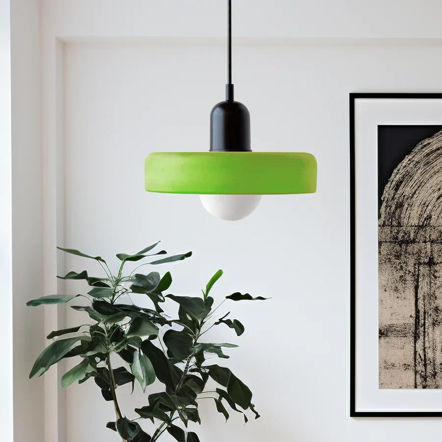 Lampa wisząca z marmuru, luksusowy dodatek do salonu.