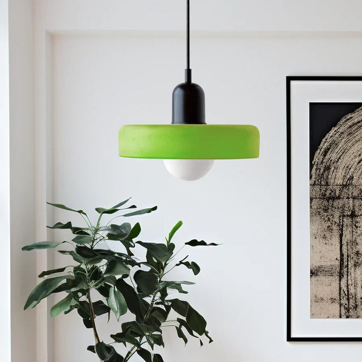 Lampa wisząca z marmuru, luksusowy dodatek do salonu.