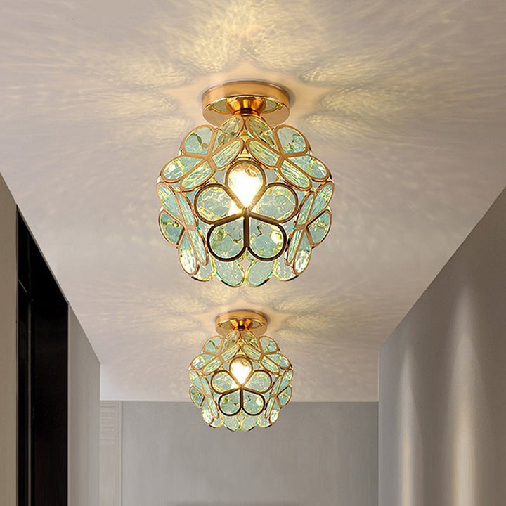 Designerska lampa sufitowa w kształcie kwiatu. Idealne oświetlenie do nowoczesnych wnętrz domu.