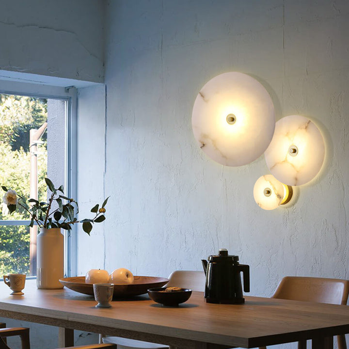 Lampa ścienna LED z efektem marmuru, złoty metal, oświetlenie akcentowe salonu.