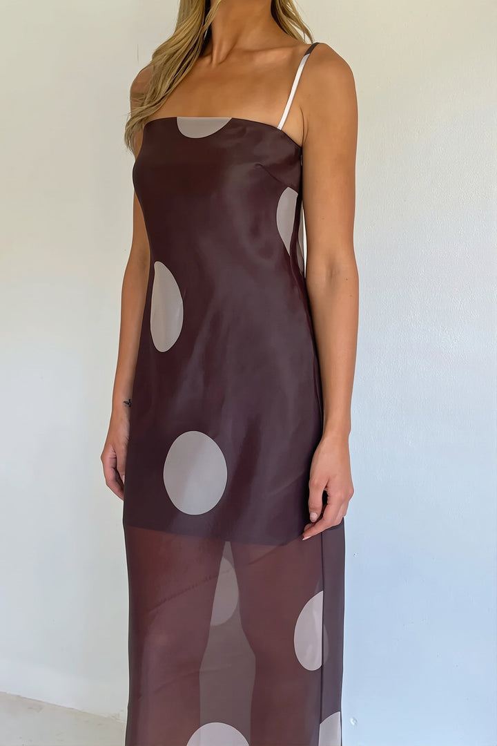 Modna damska sukienka maxi z dekoltem bandeau w urocze groszki. Idealna na upalne dni.