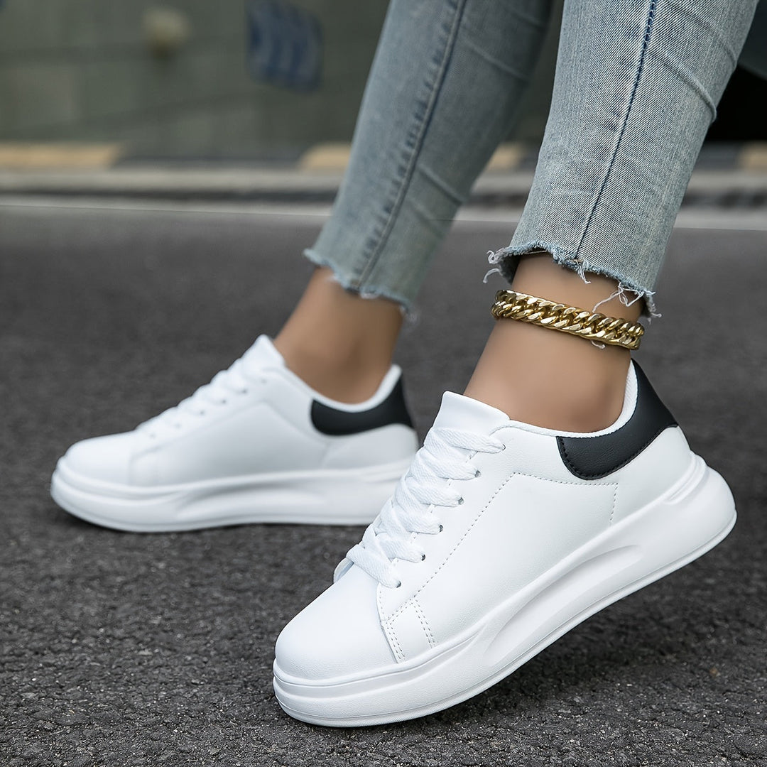 Wygodne damskie sneakersy białe, z wysokiej jakości materiałów, idealne na codzienne wyjścia.
