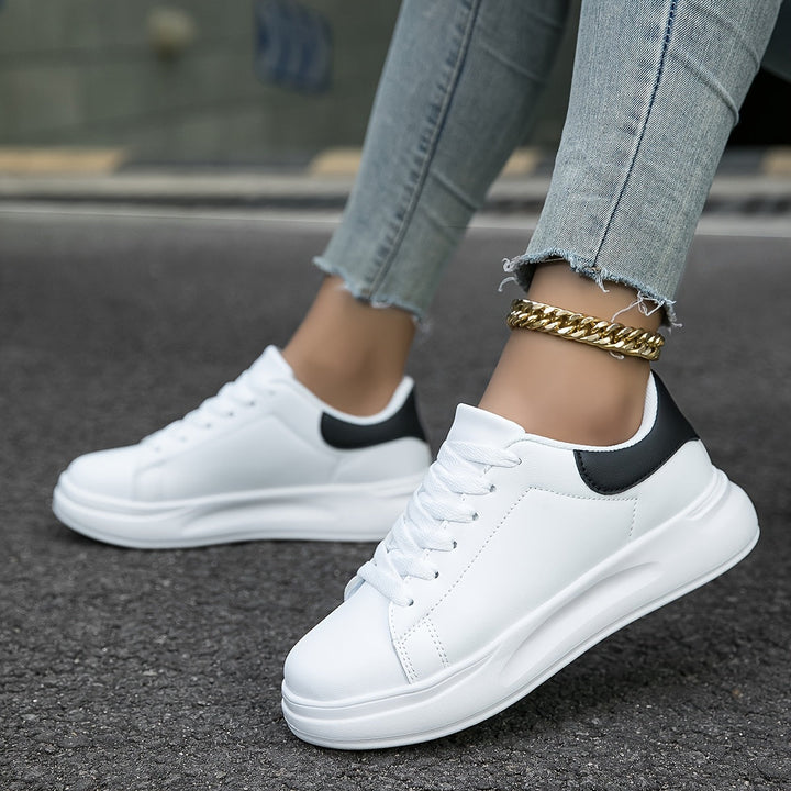 Wygodne damskie sneakersy białe, z wysokiej jakości materiałów, idealne na codzienne wyjścia.