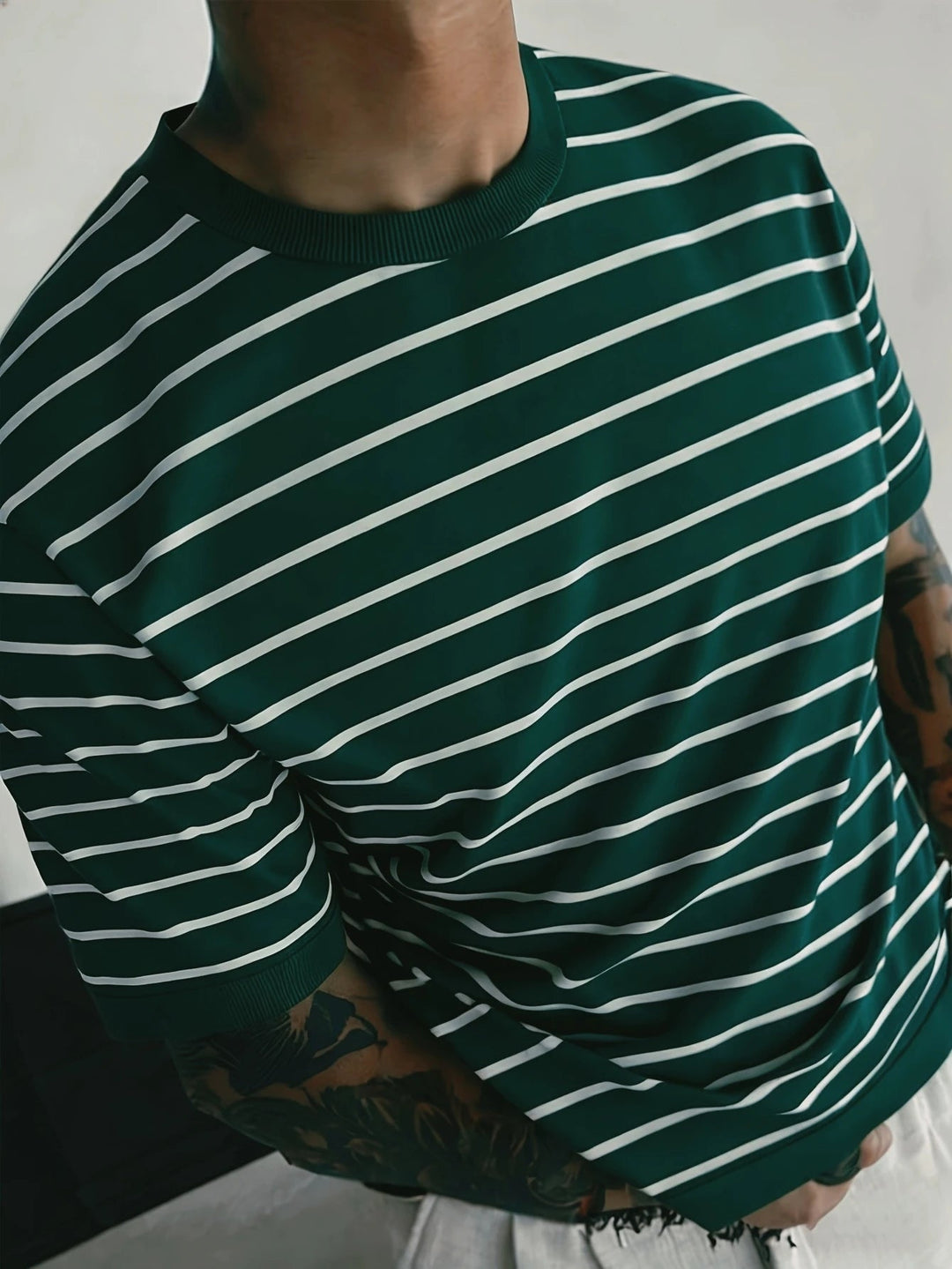Wygodny męski t-shirt w paski z okrągłym dekoltem. Klasyczny krótki rękaw, idealny na co dzień i na lato.