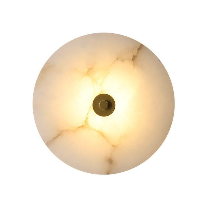 Złota lampa ścienna LED, biały marmur, współczesny design, oświetlenie korytarza.
