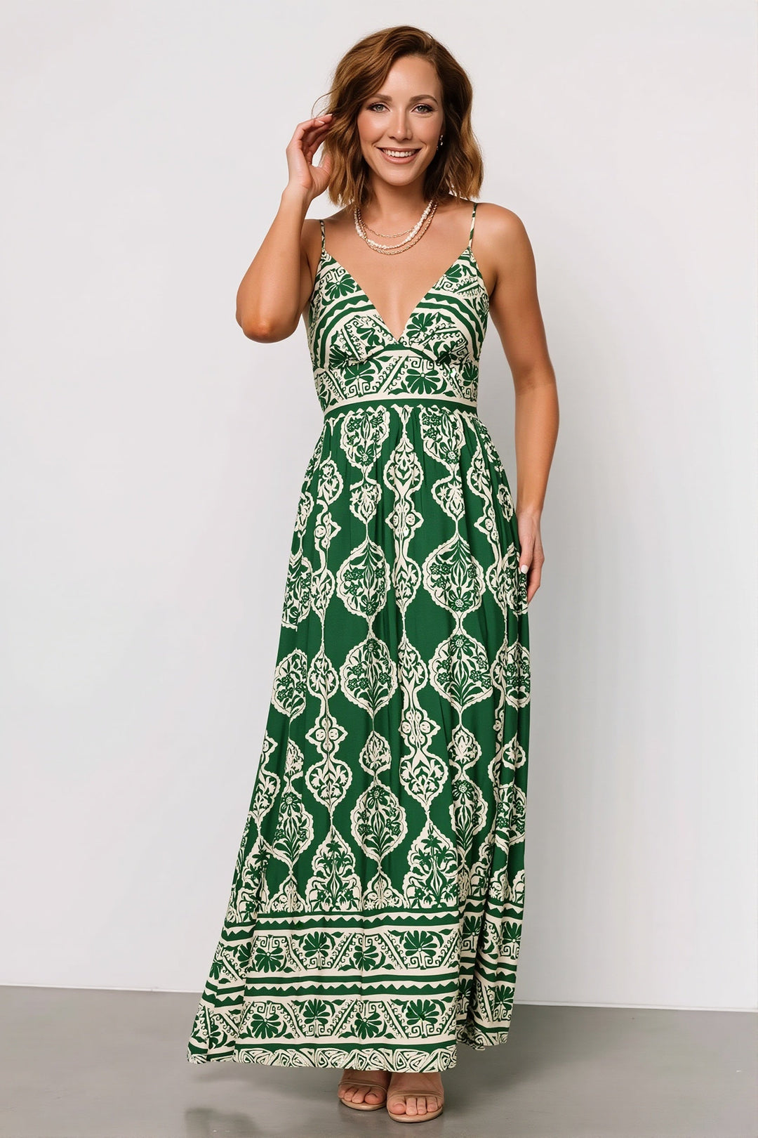 Letnia sukienka maxi w kwiaty, na ramiączkach. Zwiewna sukienka damska boho z poliestru na plażę i wakacje.