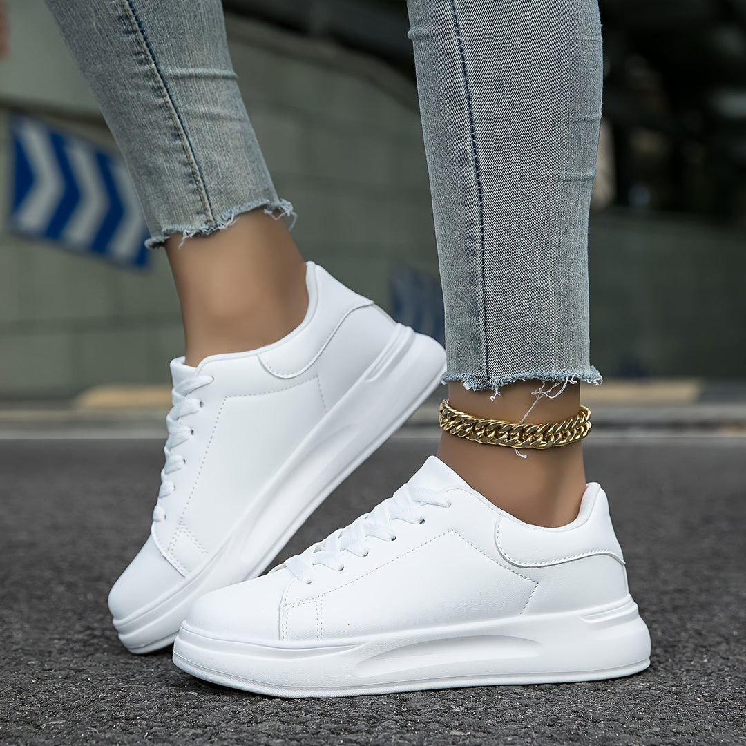 Białe damskie sneakersy, perfekcyjne do długich spacerów i miejskich aktywności, lekkie i stylowe.