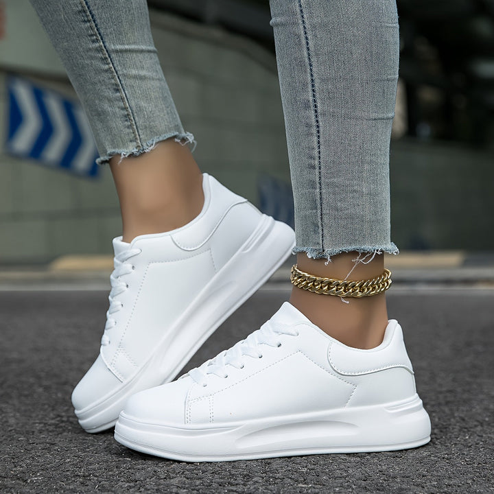 Białe damskie sneakersy, perfekcyjne do długich spacerów i miejskich aktywności, lekkie i stylowe.