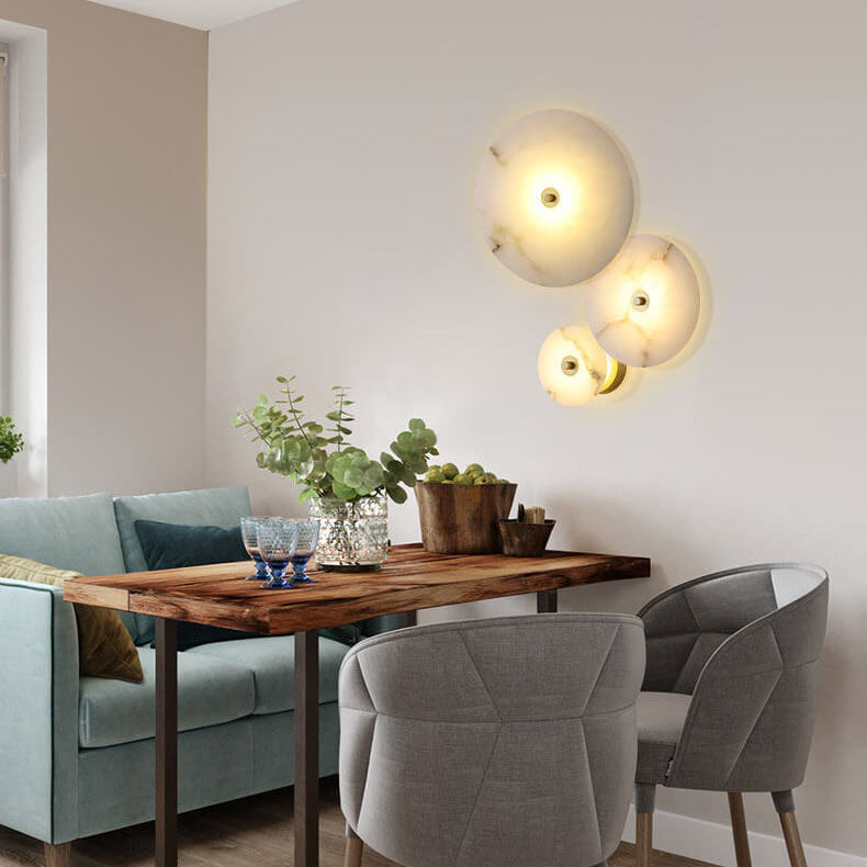 Designerska lampa ścienna LED, złoty metal z mlecznym akrylem, styl glamour.