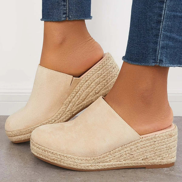 Modne espadryle damskie na koturnie. Przewiewne klapki z plecioną podeszwą, doskonałe na letnie dni.
