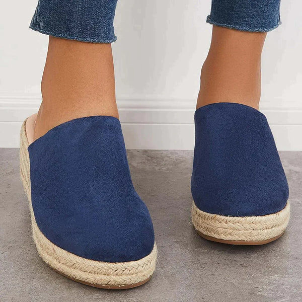 Leciutkie i wygodne klapki damskie espadryle na stabilnym koturnie. Obuwie casualowe, idealne na lato.