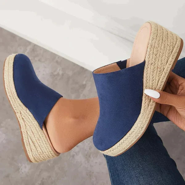 Wygodne klapki espadryle damskie na koturnie. Obuwie letnie, lekkie i stylowe, świetne do casualowych stylizacji.