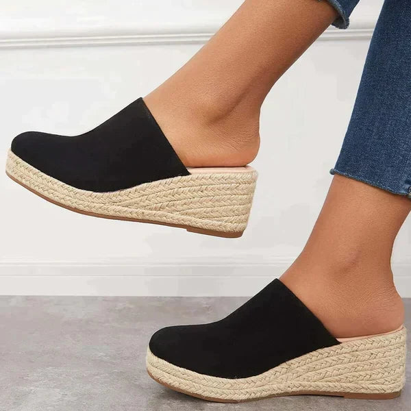 Klapki damskie espadryle na koturnie. Lekkostrawne i wygodne obuwie na lato, idealne na wakacje.
