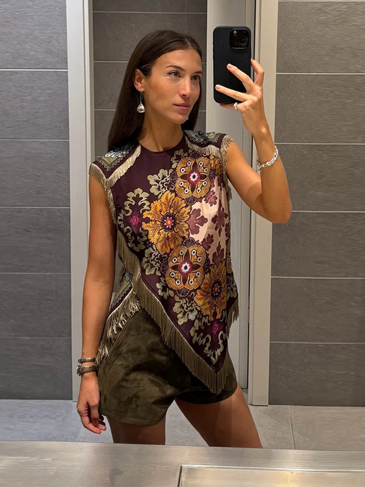 Modna damska bluzka satynowa bordowa, bez rękawów, z kwiatowym motywem. Elegancki top na wieczór i casual.