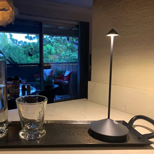 Trwała metalowa lampa stołowa LED. Minimalistyczny design, nowoczesne i funkcjonalne oświetlenie.