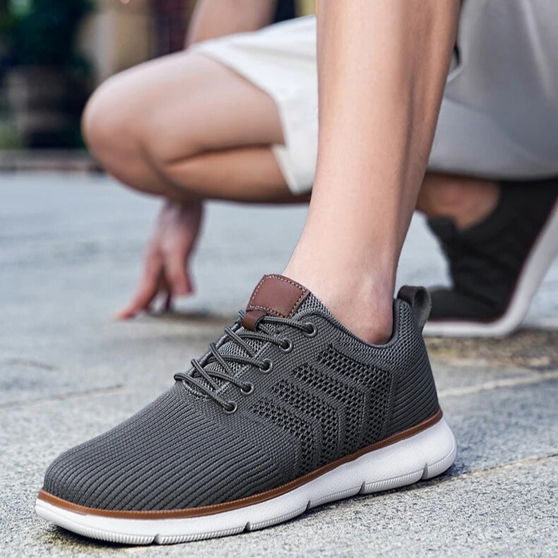 Detal męskich sneakersów sznurowanych: modna tekstura, komfort i nowoczesny styl na co dzień.