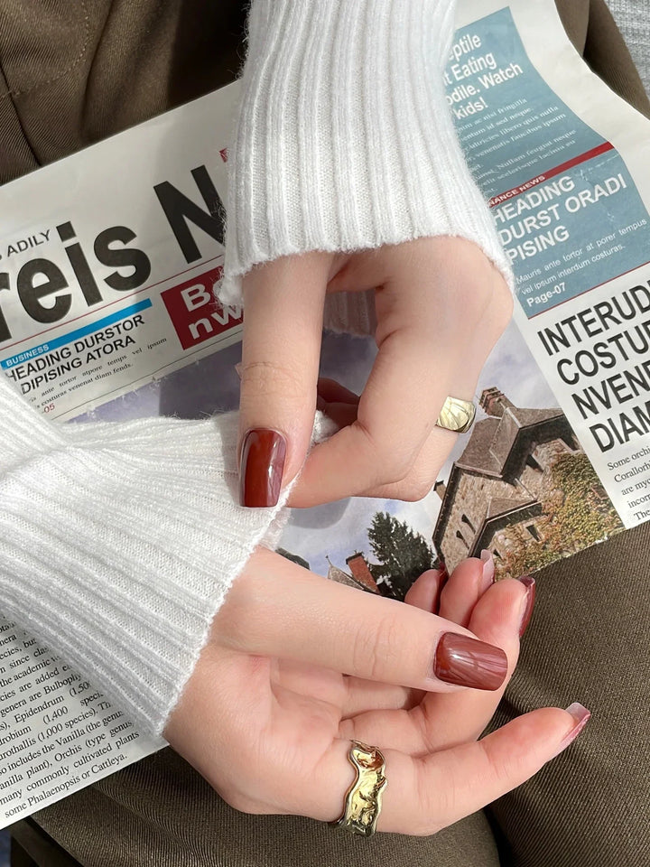 Ciepły sweter damski jesienno-zimowy, dekolt w serek. Modny i uniwersalny top.