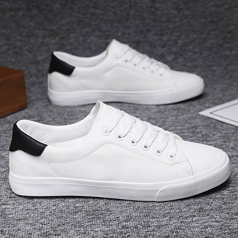 Klasyczne męskie sneakersy Oliwier. Widok z boku, idealne jako buty casualowe na lato.