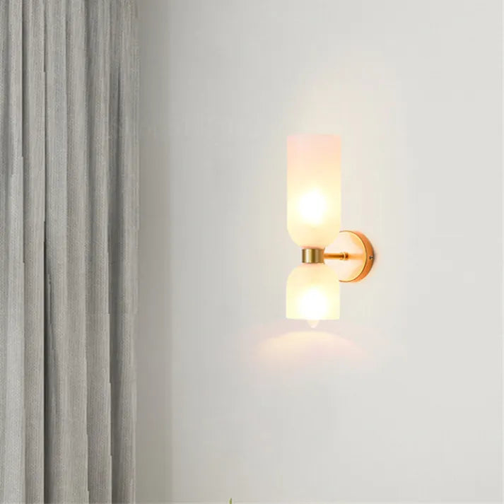 Minimalistyczna szklana lampa ścienna LED, idealna do współczesnych wnętrz, energooszczędna.
