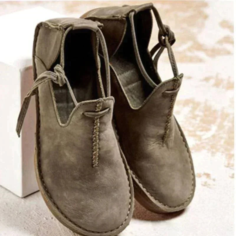 Eleganckie damskie buty jesienne, wygodne botki z komfortową podeszwą, stylowe obuwie dla kobiet. Nowoczesny design.