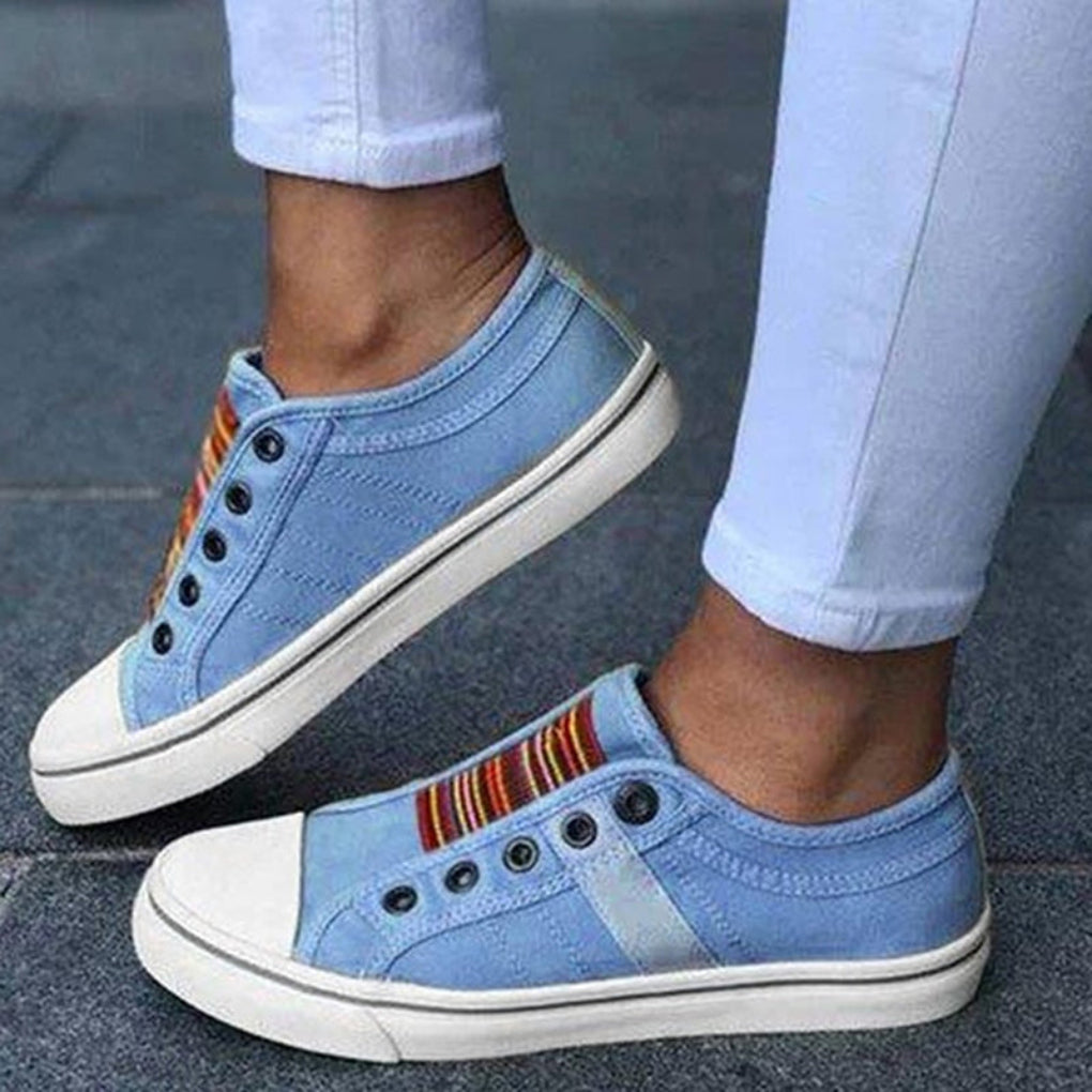 Stylowe damskie buty casual tekstylne. Płaskie, wsuwane, idealne na co dzień, zapewniające komfort.