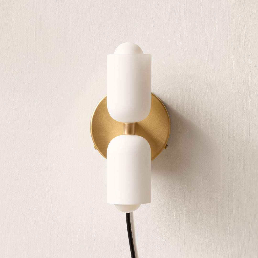 Designerska lampa ścienna, oświetlenie korytarza. Nowoczesny kinkiet dekoracyjny, modny element wystroju wnętrz.