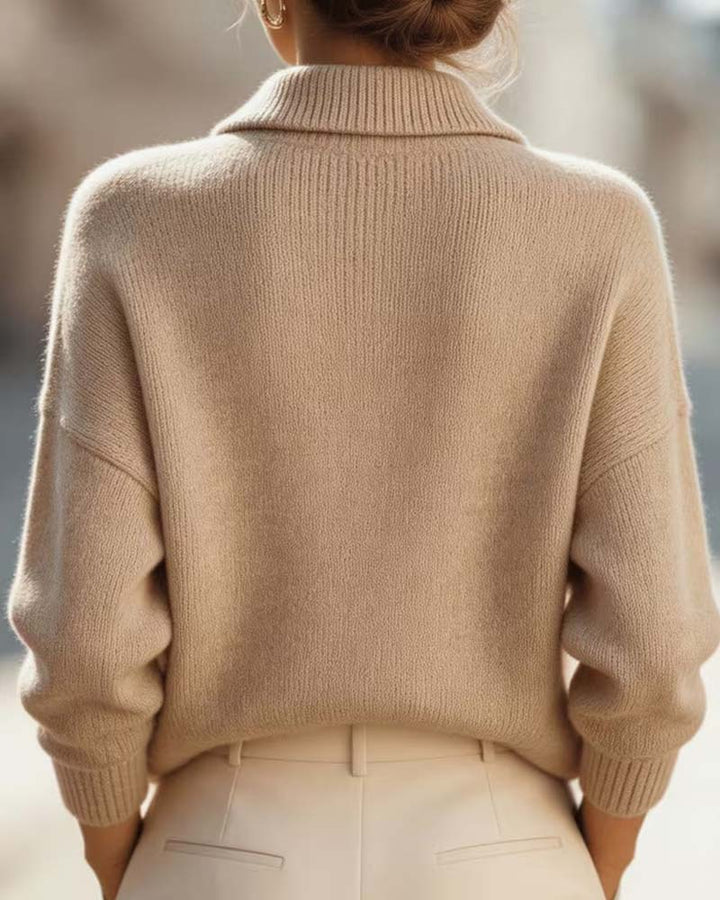 Modny sweter damski khaki z luźnymi ramionami i wysoką stójką. Komfortowa dzianina, idealna na chłodne dni.
