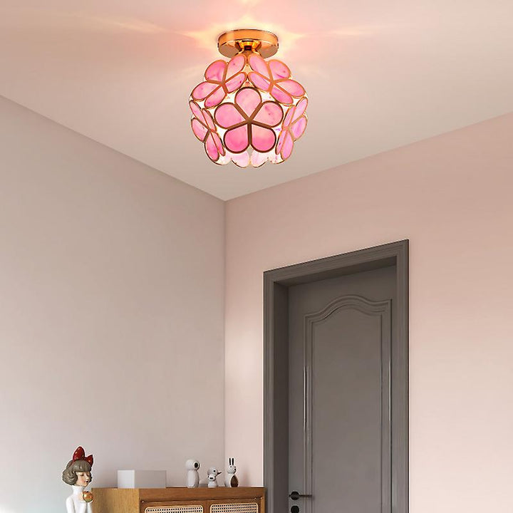 Lampa sufitowa kwiatowa, rozświetlająca wnętrze. Elegancki design i funkcjonalne oświetlenie domu.