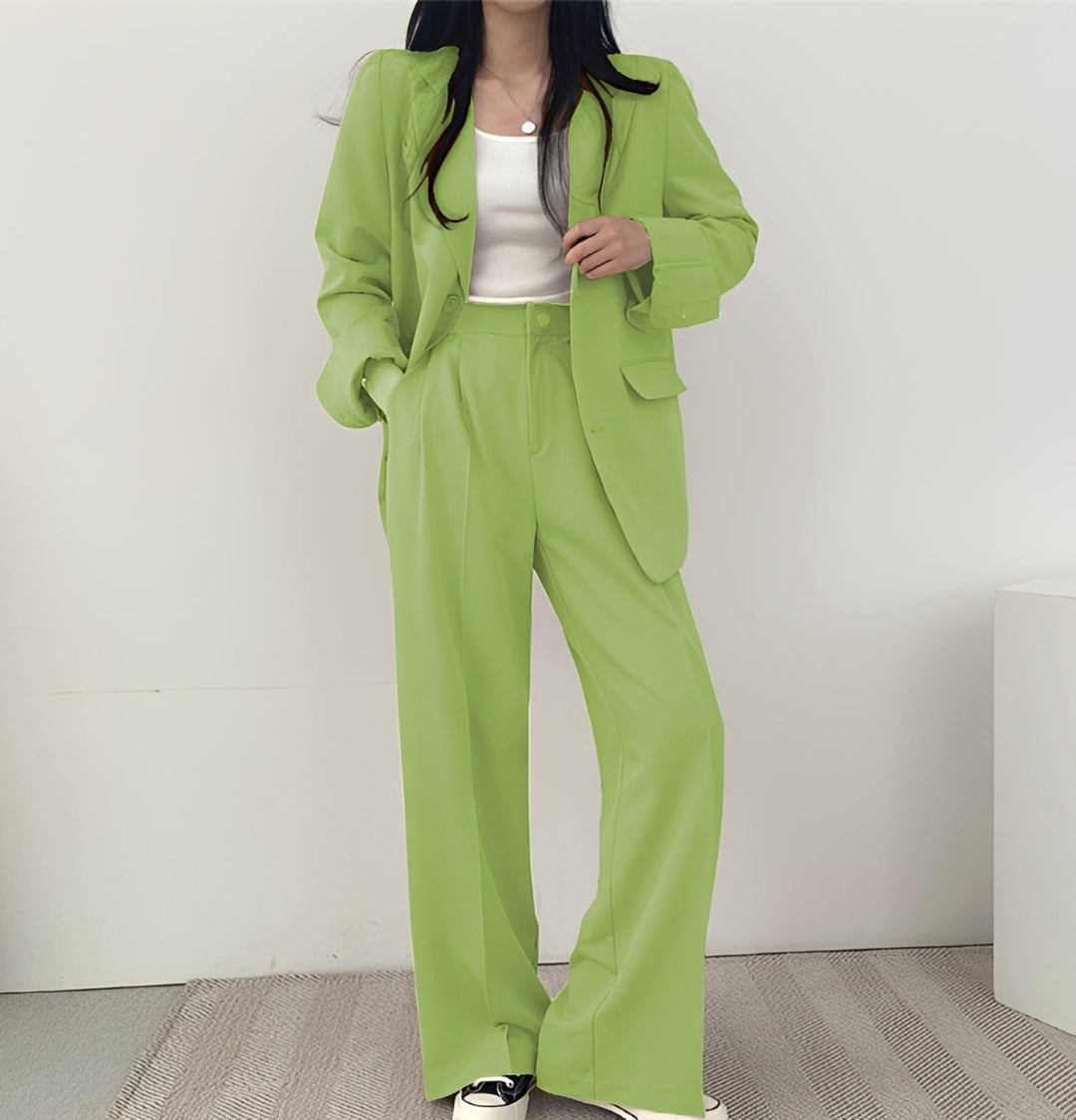 Formalny damski garnitur, luźny krój. Stylowy komplet ze spodniami. Modny i elegancki zestaw na każdą okazję.