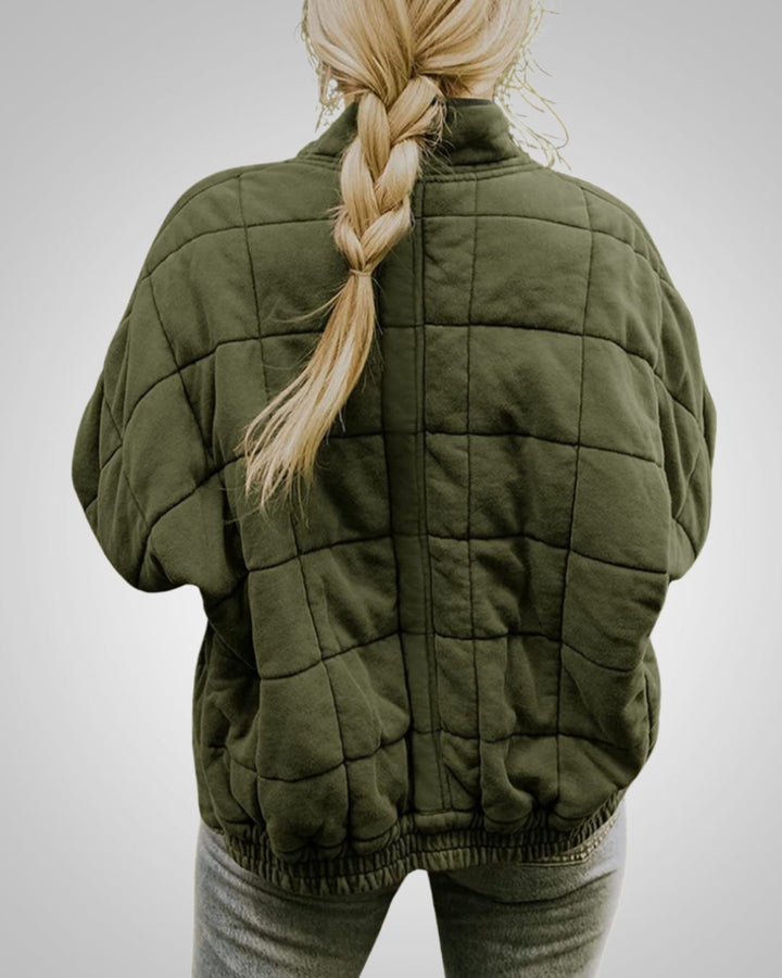 Damska kurtka oversize w casualowym stylu. Wygodna, modna kurtka przejściowa na chłodne wiosenne i jesienne dni.