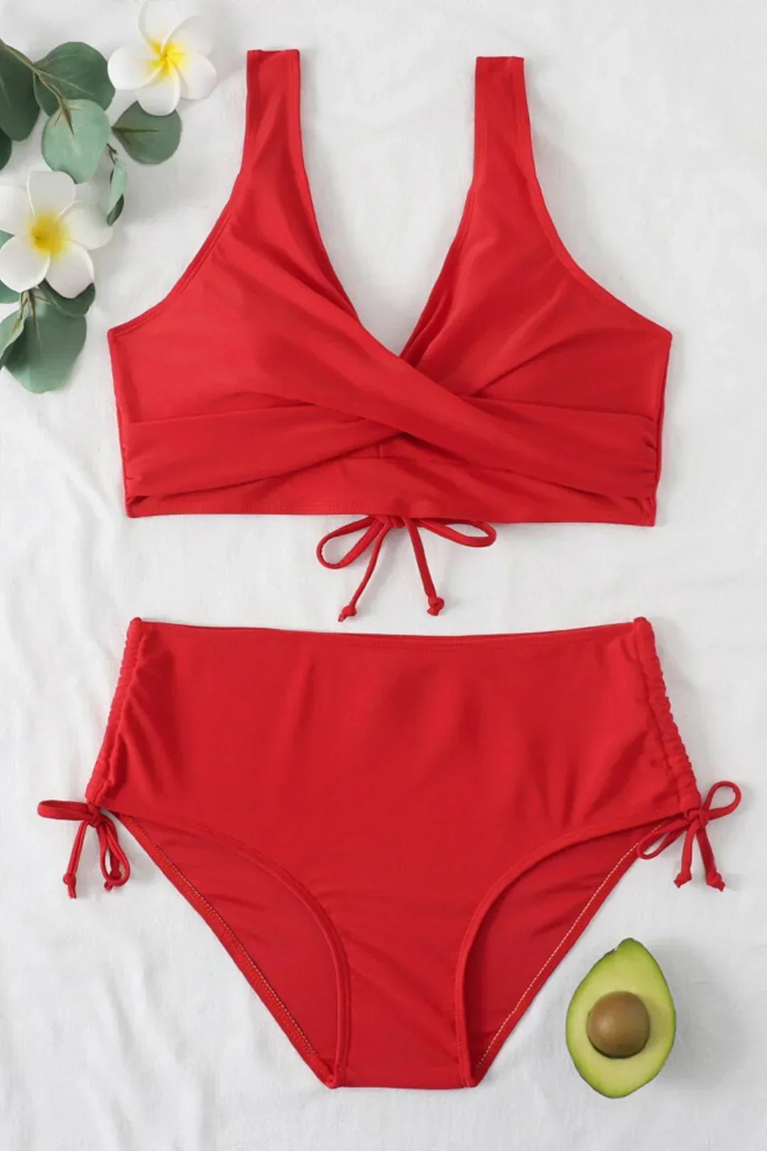 Zdjęcie bikini z wysokim stanem, damski strój kąpielowy, idealny na plażę i basen.