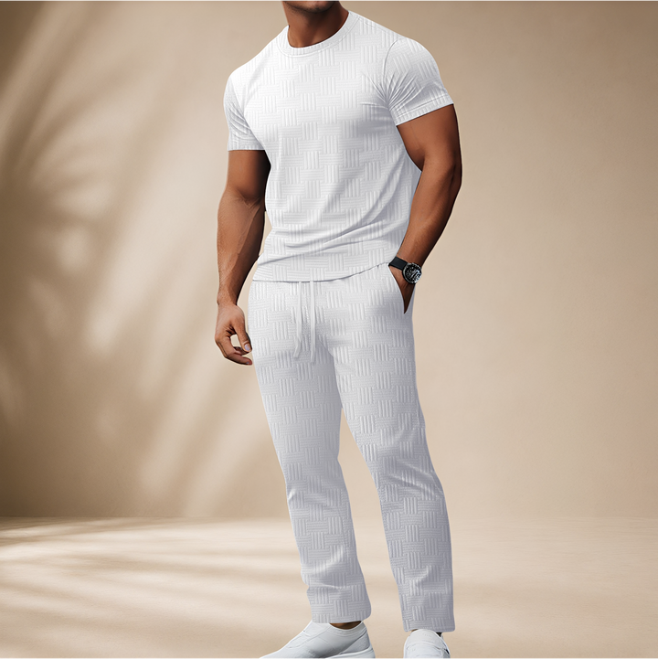 Męski casual look: T-shirt i spodnie. Komplet idealny na lato, wygodny zestaw codzienny, moda męska.