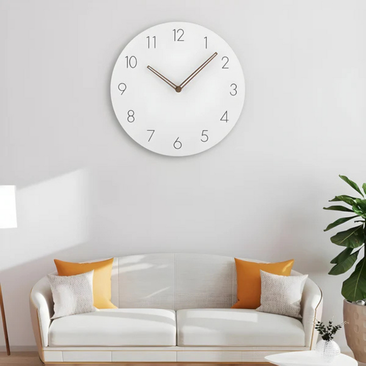 Cichy zegar ścienny z drewna, minimalistyczny design, zapewnia spokój w każdym pomieszczeniu.