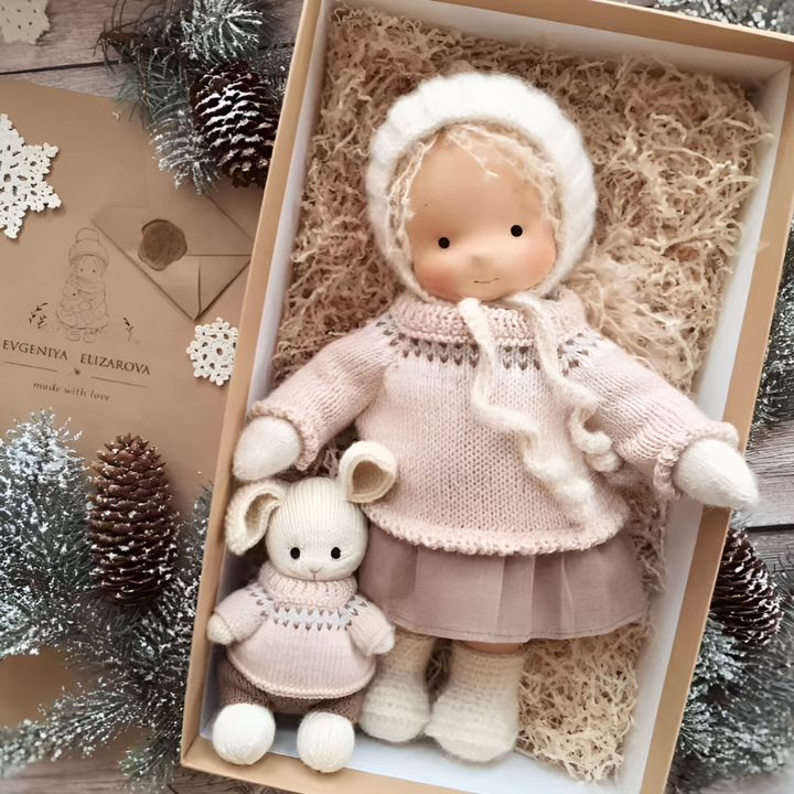 Lalka waldorfska z bliska, detal bawełnianej skóry i wełnianego wypełnienia, handmade.