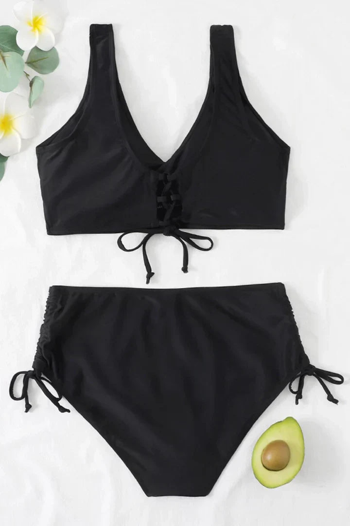 Modelka w damskim bikini z wysokim stanem na plaży, idealne na lato.