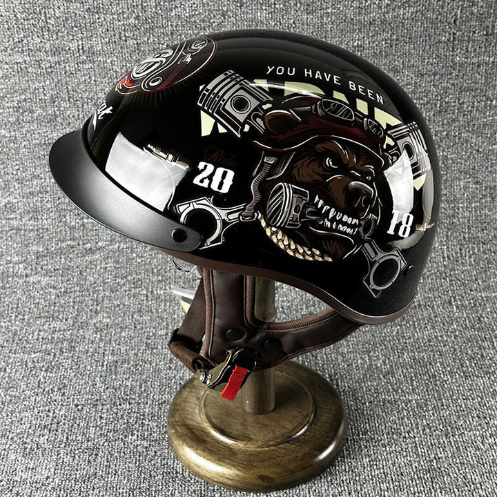 Kask motocyklowy chopper z przyciemnianą szybą. Miejski, stylowy i bezpieczny dla motocyklistów.