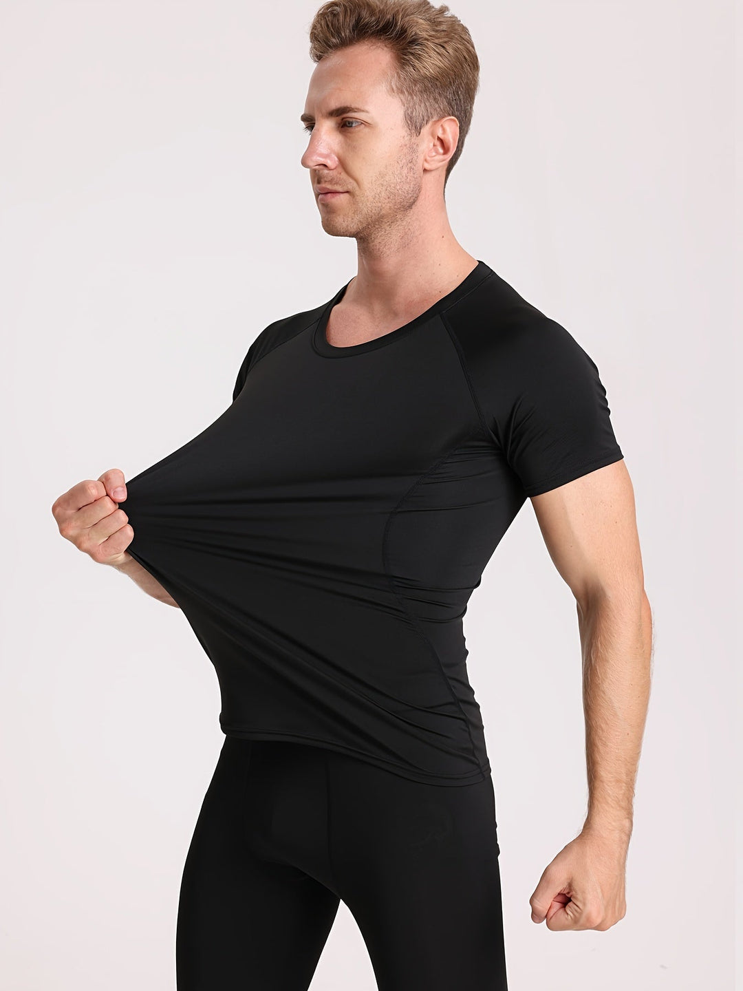Dopasowany t-shirt męski skinny fit, kompresyjny, idealny na intensywny trening sportowy.