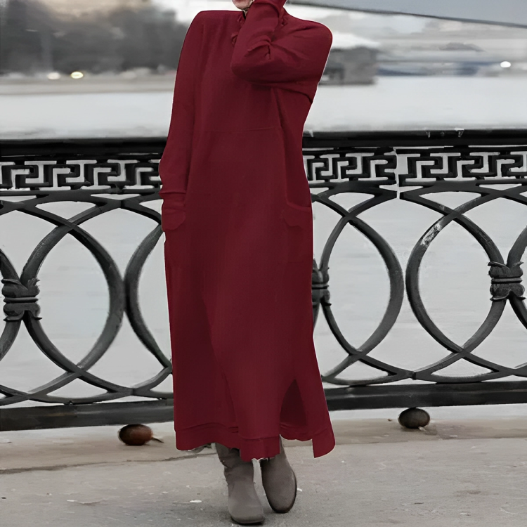 Ciepła damska sukienka na zimę, długa z eleganckim krojem i rękawami.