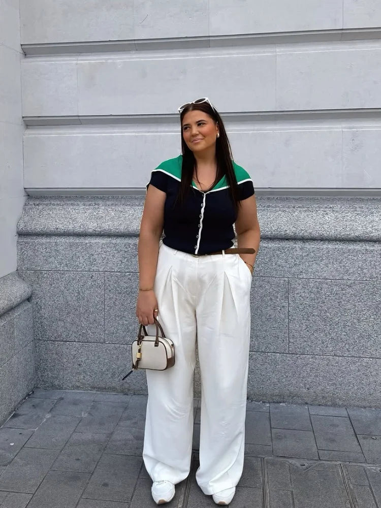 Luźna granatowa bluzka dzianinowa z wycięciem w kołnierzu, stylowa i komfortowa na co dzień.