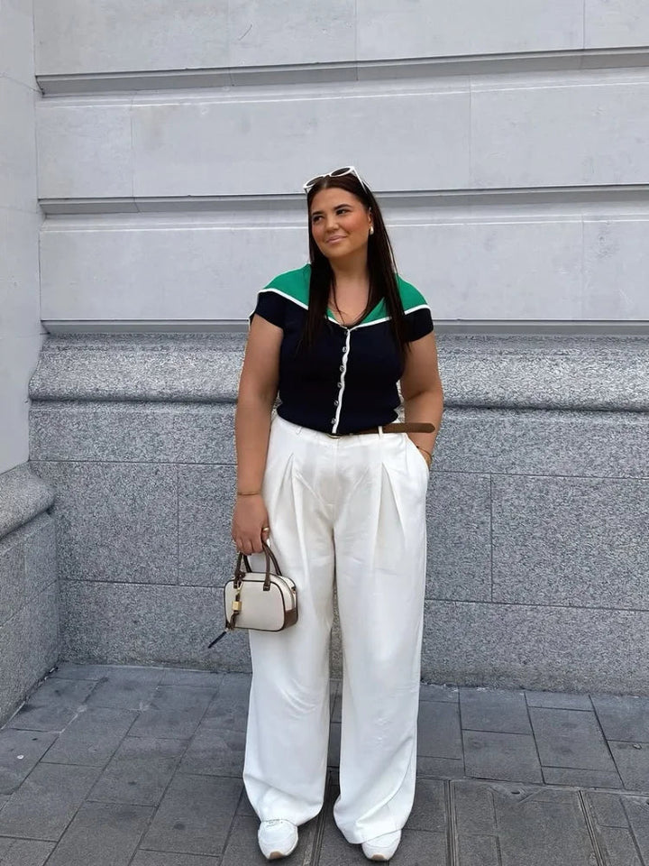 Luźna granatowa bluzka dzianinowa z wycięciem w kołnierzu, stylowa i komfortowa na co dzień.