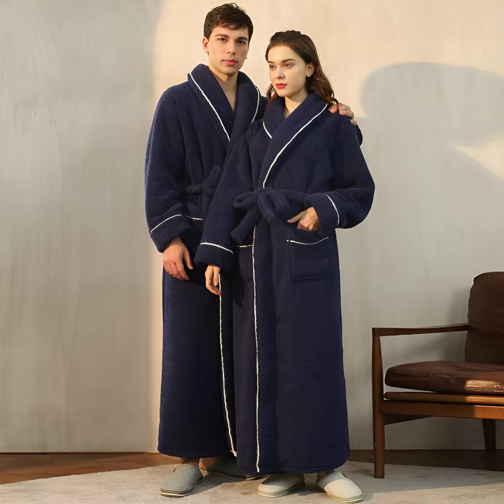 Ciepły, miękki szlafrok pluszowy unisex z koralu, idealny do domowego relaksu i komfortu.