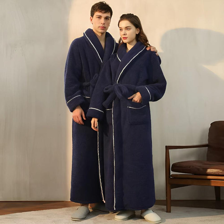 Ciepły, miękki szlafrok pluszowy unisex z koralu, idealny do domowego relaksu i komfortu.
